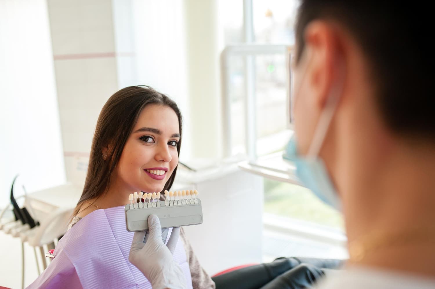 Ragazza seduta sulla poltrona del dentista
