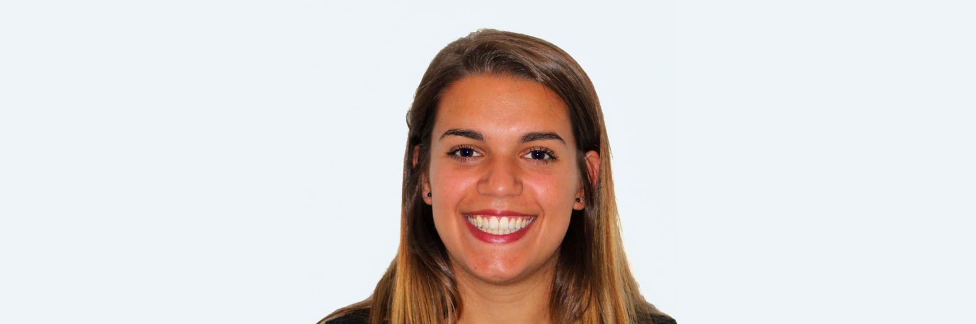 Sara sorride con dentatura sistemata da digregorio ortodonzia varese